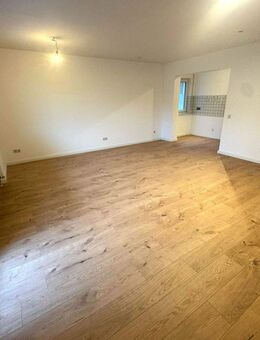 Helle, gemütliche Wohnung mit 2 Zimmern, Küche inkl. Einbauküche, Bad und Balkon in Spessart - Spessart