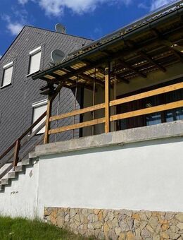 Ruhige Lage, große Aussicht: Wohnhaus mit Nebengebäude & Solartechnik - Suhl