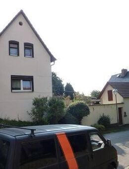 - Teilunterkellertes Einfamilienhaus mit Nebengebäuden - - Weißenfels