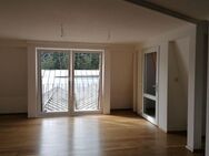 neu renoviert ,3 Zimmer mit jeweiligem Balkon,Vollbad,in grün und ruhig Lage - Halstenbek