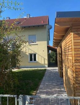 Freundliche 3,5-Zimmer-Dachgeschosswohnung mit Einbauküche in Bischberg - Bischberg