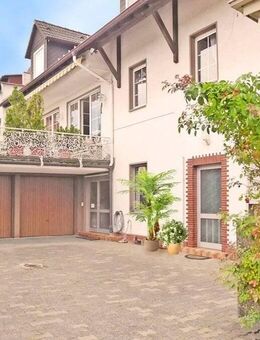 Frankfurt-Bergen - gute Altstadtlage: Gepflegtes Mehrfamilienhaus mit modernem Anbau - ca. 354 m² Wfl. & ca. 206 m² Gfl. - 3 Garagen - Frankfurt (Main)