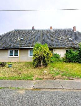 modernisierungsbedürftiges Zweifamilienhaus auf weitläufigem Grundstück im Tollensetal - Burow
