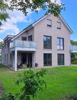 Neubaukomfort auf zwei Ebenen: Maisonette mit 5 Zimmern, Einbauküche & Balkon - Großenkneten