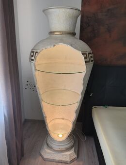 Schöne Regal Vase mit Beleuchtung - Pforzheim