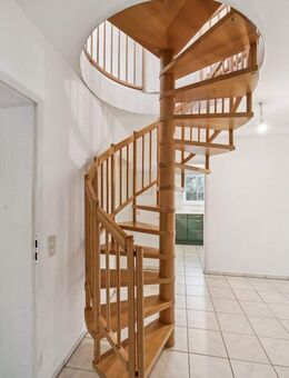 Wohnen mit Charme: Sonnige Maisonette mit Galerie, Balkon und Homeoffice-Option - Langenbach (Bayern)