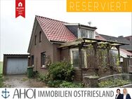 Renovierungsbedürftiges Einfamilienhaus (nicht freistehend) mit Terrasse, Garage und beeindruckendem Weitblick - Krummhörn