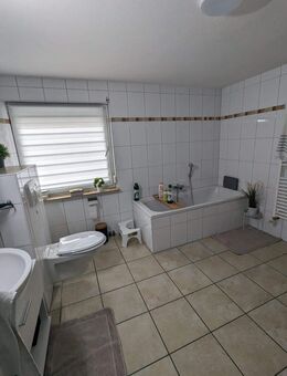Tolle Wohnung mit sonniger Dachterrasse, Balkon und Doppelgarage in Allendorf gelegen - Haiger