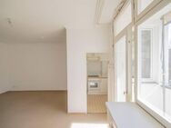 Schillerstr. in Charlottenburg: 2-Zi-Whg im 4. OG mit Südbalkon, EBK u. Aufzug - Berlin