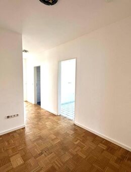 Kumhausen: Schön geschnittene 3-Zi. Wohnung mit Balkon und Garage in kleiner Wohnanlage. - Kumhausen