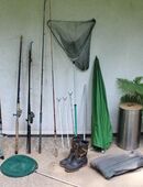 Opas Angelausrüstung Angelruten, Kescher, Sitzkiepe befüllt in 53773