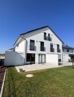 Ab 01.09.25 verfügbar! DHH in KfW-40-Plus (!) Energiestandard - hell und großzügig mit 2 Bädern - Berglern