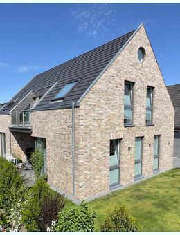 HUSUM/ NORDSEE: Modernes Architektenhaus Bj 2023 mit Top-Energie-Effizienz und hübschem Garten ! - Husum (Schleswig-Holstein)