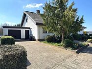 Freistehehendes Einfamilienhaus mit ELW und 2 Garagen in Top-Lage von Riegelsberg - Riegelsberg
