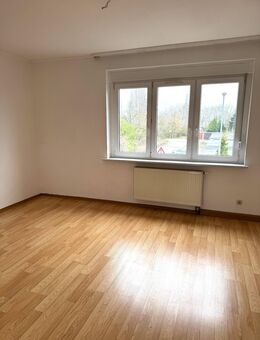 Schöne 3 Zimmer Wohnung im 1. OG mit ca. 86qm und Garten - frei ab sofort! - Bitterfeld-Wolfen