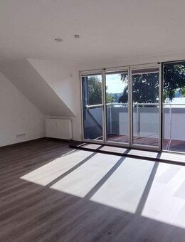 Charmante DG-Wohnung mit Balkon & Seeblick - 3,5 Zimmer, frisch renoviert - Bordesholm