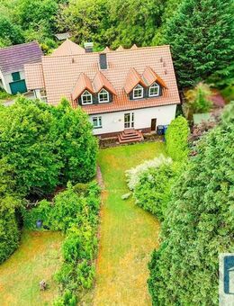 Ansprechendes Landhaus mit üppigem Gartengrundstück, einem Garagennebengebäude mitten im Grünen - Forst (Rheinland-Pfalz)