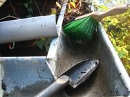 Dachrinnen-Reinigung; Laub und Schmutz aus Rinnen entfernen - Bad Belzig