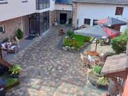 Kleinod - große ehemalige Hofstelle mit Innenhof aus dem 17. Jhd., wovon die Scheune komplett saniert und in 2 Luxus-Ferienhäuser umgebaut wurde. Sepa - Birresborn