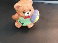 Teddybär Deko Keramik ca. 10cm hoch ca. 5cm breit ca. 7cm lang mit Football - Essen