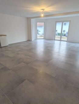 IM ENERGIEEFFIZIENTEN NEUBAU - PRIVATER SÜDWESTGARTEN, GROßER HOBBYKELLER, WÄRMEPUMPE - Bad Heilbrunn