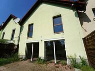 * wird gerade frisch renoviert / Reihenmittelhaus mit Stellplätzen in ruhiger Lage * - Leuna