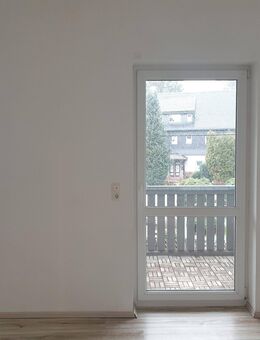 Idividuelles Wohnen mit Altbaucharme, Balkon, Bad mit Dusche+Wanne+Fenster und neuer Heizung - Lauter-Bernsbach