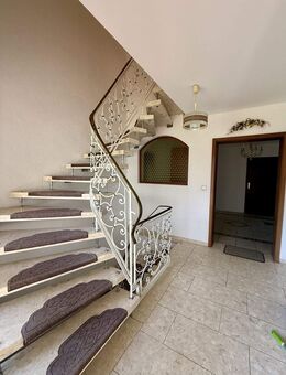 Freistehendes Zweifamilienhaus in Burgheim mit Photovoltaik, zwei Garagen und großzügigem Grundstück! - Burgheim