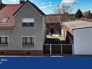 Doppelhaushälfte mit Potenzial - großzügiges Grundstück, Nebengebäude, Platz für Visionen! - Genthin