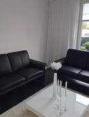 Zwei Zweisitzer Sofas Leder schwarz zu verkaufen. in 24576