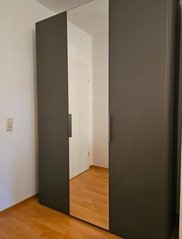Kleiderschrank mit 00 - Leipzig