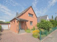 Freistehendes, zeitloses Einfamilienhaus mit großem Garten und Garage in begehrter Lage von Köln-Flittard - Köln