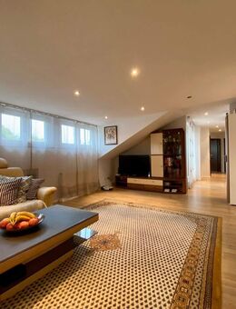 Moderne DG-Wohnung mit EBK und Balkon - Exklusives Wohnambiente - Stuttgart