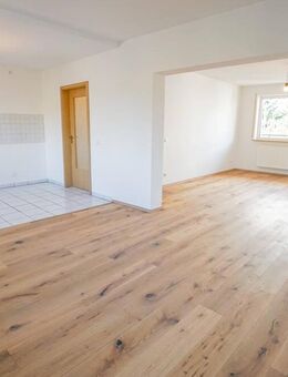 IDEAL FÜR FAMILIEN: Renovierte 4-Zi-Whg. mit Tageslichtbad, Gäste-WC , Balkon, Parkett uvm. - Rednitzhembach