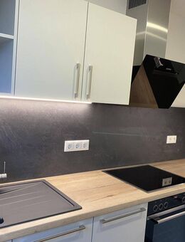 Hochwertig modernisierte Single-Wohnung mit neuer EBK und Kfz-Stellplatz - Großröhrsdorf
