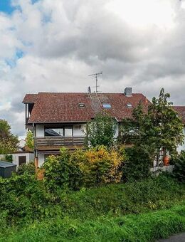 Gut geschnittene Zweizimmer-Dachgeschosswohnung mit Balkon und 2 Stellplätzen in Nackenheim - Nackenheim