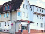 Gebäudeensemble Mehrfamilienhaus mit Wohn- und Gewerbeflächen aus der Jahrhundertwende. Beeindruckende Architektur, vermietet, Rendite Faktor 11 !! - Bad Harzburg