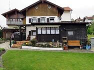 Einfamilienhaus im Landhausstil in ruhiger und sonniger Stadtrandlage mit Weitblick in Viechtach - Viechtach