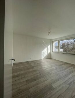 Entzückende, frisch renovierte 3 Zimmer Wohnung in Solingen - Solingen (Klingenstadt)