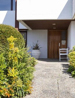 AUSSERGEWÖHNLICH - Einfamilienhaus mit Einliegerwohnung, Wintergarten und großem Garten - Deggingen