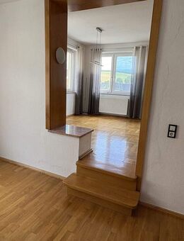 Geräumiges Mehrfamilienhaus mit Anbau, Gewerbehalle und vielfältigen Nutzungsmöglichkeiten. - Ellefeld