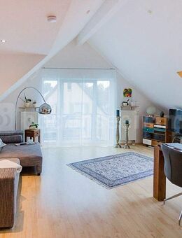 Schöne 2,5 Zimmer DG-Wohnung mit 2 Balkonen und Garagenstellplatz in ruhiger Lage von Singen - Singen (Hohentwiel)