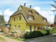 Sommer, Sonne und Ferien im Seebad Born - Haus mit Rohrdach in Born a. Darß - Born (Darß)