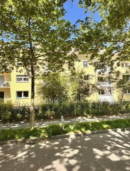 Große 4 Zimmer Wohnung im 1.OG, bezugsfrei, 2x Balkon, Keller, inkl. Stellplatz im sanierten Haus - Freiburg (Breisgau)