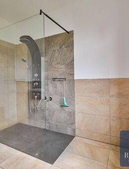 große 5-Raum-Wohnung im 1. OG, 2 Bäder, Wanne + Dusche in Taura bei Burgstädt, nördlich von Chemnitz - Taura