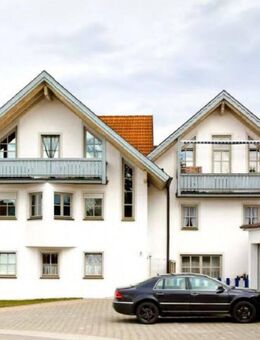 Geschmackvolle, gepflegte 2,5-Zimmer-DG-Wohnung mit Balkon und Einbauküche in Penzberg - Penzberg