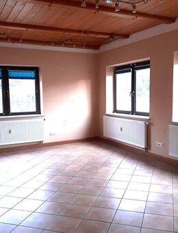 Großes Zweifamilienhaus mit Garagen und Carport - Garching (Alz)