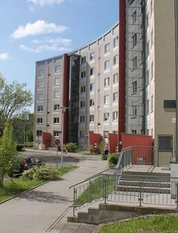 2-Raum-Wohnung mit verglastem Balkon, Aufzug und Badewanne - Gera