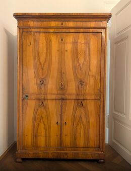 Antiker Biedermeier-Kleiderschrank mit Nussbaumfurnier – charmantes Originalstück - Regensburg