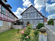 Ein Schmuckstück auf dem Land - Hübsches Fachwerkhaus mit zwei Garagen und schönem Garten - Untermerzbach